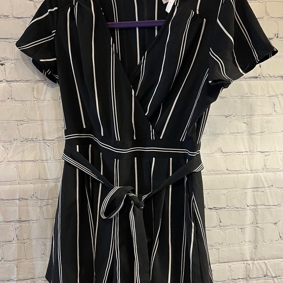 Xhilaration Size Medium Black & White Striped - Picture 11 of 15